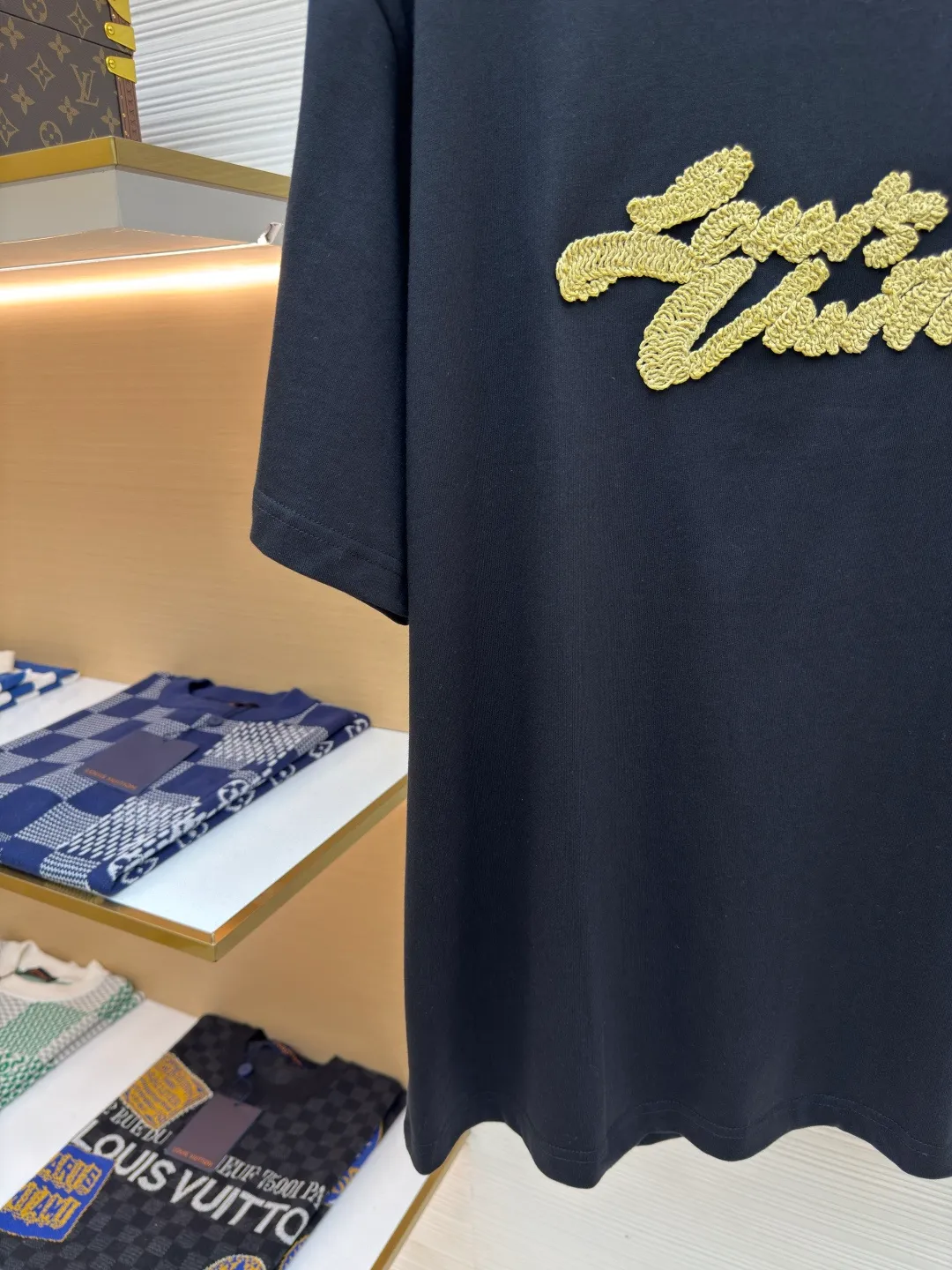 LOUIS VUITTON Raffia letter embroidered short sleeves ●Authentic product: Purchased and developed at 10399 ●Item number: 1680197-A10 ●Material: plain weave high-quality cotton ●Technology: double yarn tensioner thread ●Version: fitted version ●Weight: about 285 grams ●Size: XS-S-M-L ●Description: Clever use of iconic elements like raffia to add a touch of handcrafted flavor to the classic silhouette. Decorated with Louis Vuitton embroidery on the chest and Marque 1.Vuitton Dé 💰osée label on the back. The overall wiring is straight and delicate, the fabric is comfortable and soft, and the color is consistent without color difference. It can be matched with the same style to create a fashionable look and control various occasions. Customized accessories, complete with three standards, same style for men and women!